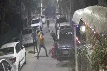 டெல்லியில் பொது வெளியில்  தாய் மற்றும் மகள் மீது கொடூர தாக்குதல் -(வீடியோ இணைப்பு)