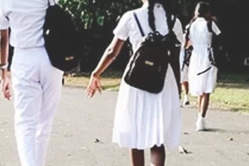 ත්‍රිකුණාමලය පාසලක බඹර ප්‍රහාරයක් - සිසුන් 50කට අධික පිරිසක් රෝහල්ගත කරයි