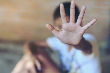 சிறுவனை கொடூரமாக வெட்டிய நபர்: பொலிஸார் மீதும் தாக்குதல்-குற்றப் பார்வை