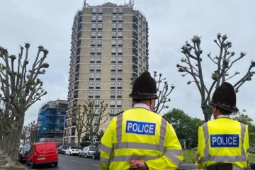 லண்டனில் அடுக்குமாடி கட்டிடத்தில் இருந்து விழுந்த சிறுவன்! சோகத்தில் பெற்றோர்