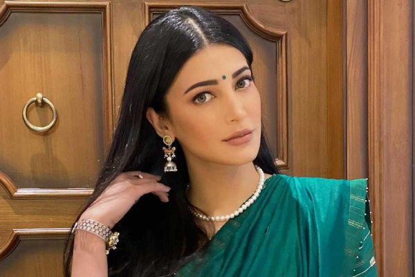 31 வயதான அம்மாவை ஸ்ருதிக்கு அறிமுகப்படுத்திய 62 வயது நடிகர்.. லீலையின் உச்சக்கட்டம் | Fans Trolling Veera Simha Reddy Movie