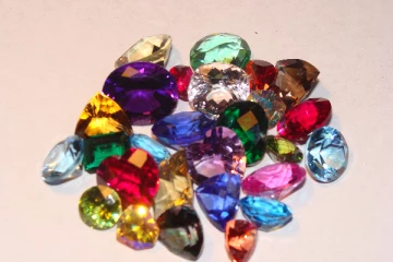 கொழும்பிலிருந்து வெளிநாடு சென்றவரின் வயிற்றில் பெருந்தொகை இரத்தின கற்கள்