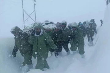 இமயமலை பனிச்சரிவு... டசின் கணக்கானோர் மாயம்: 16 பேர்கள் மீட்பு