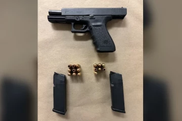 டொரண்டோவில் சட்டவிரோதமாக ஆயுதம் மற்றும் போதைப்பொருள் வைத்திருந்த இருவர் கைது