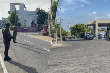 மன்னாரில் பொலிஸாரினால் எச்சரிக்கப்பட்ட மக்கள்