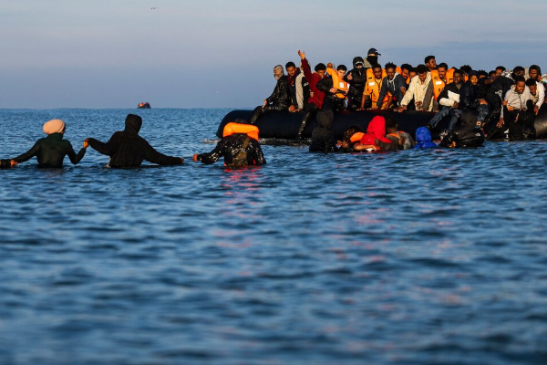 இங்கிலாந்தில் 30 புகலிடக் கோரிக்கையாளர்கள் உண்ணாவிரதப் போராட்டம்! | 30 Asylum Seekers Go On Hunger Strike In Uk