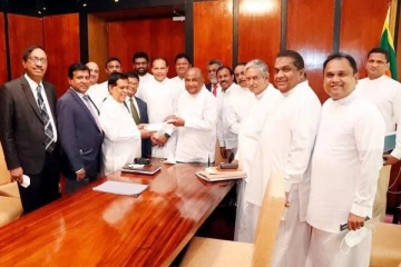 சுயாதீன எம்.பிக்கள் குழுவும் அரசியல் அமைப்பு திருத்தம் தொடர்பிலான முன்மொழிவை சபாநாயகரிடம் கையளித்தனர் (photo)
