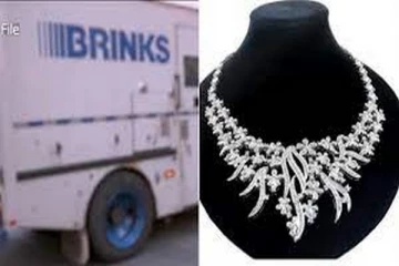 சினிமா பாணியில் மில்லியன் கணக்கான டொலர் பெறுமதியான நகைகள் கொள்ளை