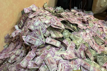 வீட்டில் 2000 ரூபாய் நோட்டுகளை குவித்து வைத்திருக்கும் நடிகர்! யார் தெரியுமா?