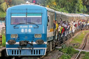 இலங்கையில் புகையிரதங்களில் நிரம்பி வழியும் பயணிகள்