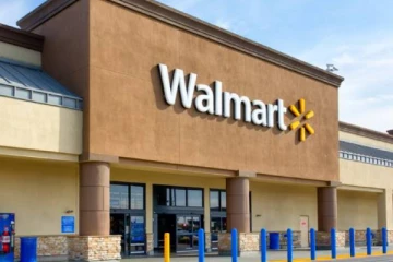 அமெரிக்காவில் பிரபல கடைக்குள் புகுந்து தொலைக்காட்சிகளை உடைத்த நபர்!