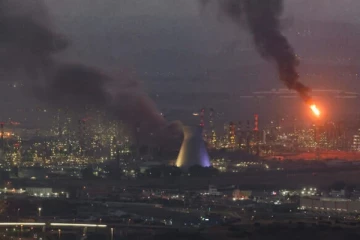 ஈரானில் வெடித்து சிதறிய எண்ணெய் சுத்திகரிப்பு நிலையம் ; மூன்று பேர் பலி