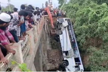 30 அடி ஆழம்; திருமணத்திற்கு சென்ற பேருந்து கோர விபத்து - 7 பேர் துடிதுடித்து பலி!