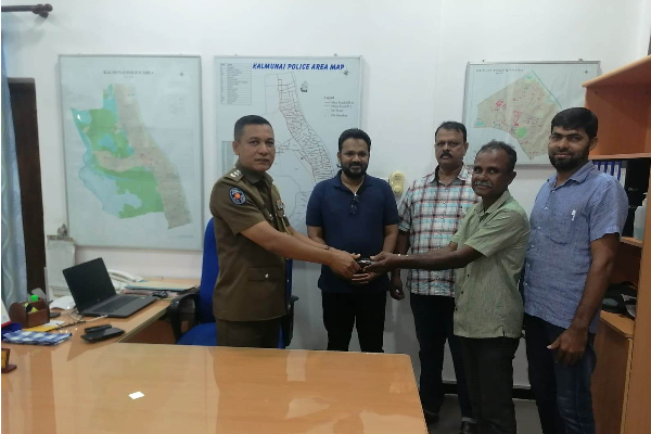 44000 ரூபா அடங்கிய பணப்பையை தவறவிட்ட சாரதி - சுகாதார சேவைகள் பணிப்பாளரின் உன்னத செயல் | Wallet Found On The Street Was Handed Over Owner