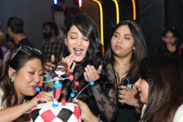 பிறந்தநாள் கொண்டாடிய நடிகை ஸ்ருதிஹாசன்.. யாருடன் பாருங்க! வெளியான புகைப்படங்கள்