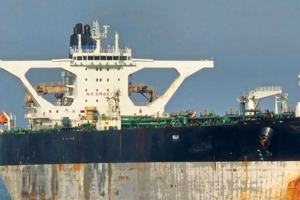 அமெரிக்கப் படைகள் துரத்தும் எண்ணெய் கப்பல்! களத்தில் இறங்கிய ரஷ்யா | Russia Sends Naval Forces Protect Oil Tanke Us