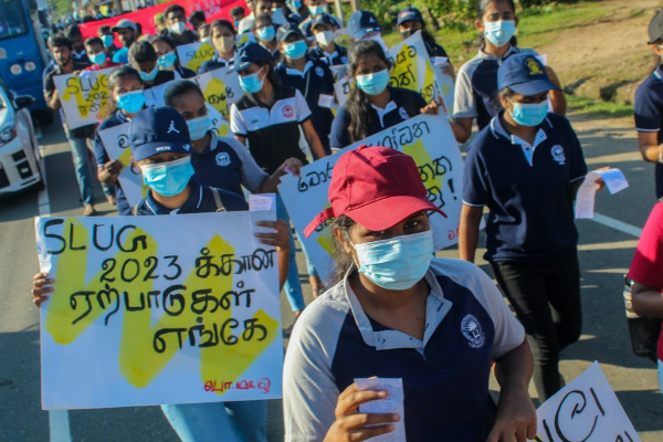 ராஜபக்ஷ குடும்பத்தார் போன்று வேடம் அனிந்து போராட்டத்தில் ஈடுப்பட்ட மாணவர்கள்! | Eastern University Student Rully Against Rajapaksa