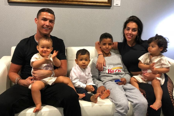 5 பிள்ளைகளுக்கு தந்தையான பின் காதலியை கரம்பிடிக்கும் ரொனால்டோ | Ronaldo Hugs Girlfriend Becoming Father 5 Kids 5 பிள்ளைகளுக்கு தந்தையான பின் காதலியை கரம்பிடிக்கும் ரொனால்டோ | Ronaldo Hugs Girlfriend Becoming Father 5 Kids