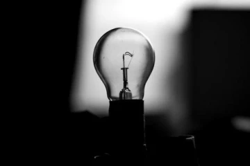 காதலியை சந்திக்க கிராமத்தையே இருட்டாக்கிய எலக்ட்ரீசியன் - கடைசியில் என்ன நடந்தது?