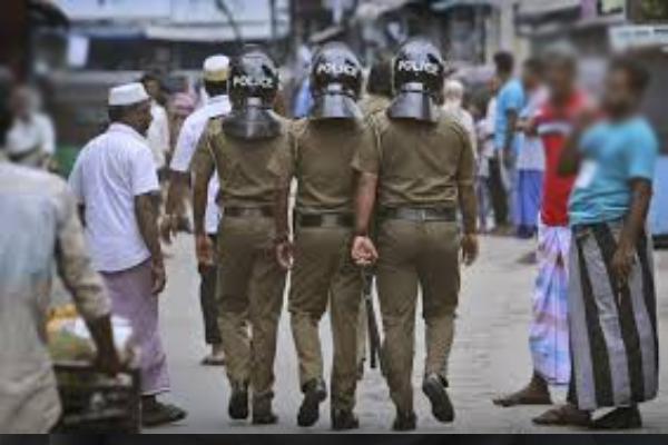 பர்தா அணிந்து நகரத்தில் சுற்றித்திரிந்த மாணவன் கைது | Student Arrested Wearing A Burqa பர்தா அணிந்து நகரத்தில் சுற்றித்திரிந்த மாணவன் கைது | Student Arrested Wearing A Burqa