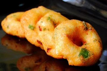 யாழில் பிரபல சைவ உணவக வடையில் கரப்பான் பூச்சி