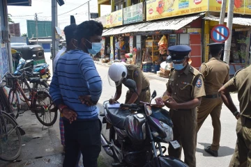 மன்னாரில் சுகாதார நடைமுறைகளை பின்பற்றாதவர்கள் மீது பொலிஸார் சட்ட நடவடிக்கை முன்னெடுப்பு