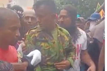 අද හමුදා නිළධාරියෙකු අවි ඉවත් කර අරගලයට එක් වූ සංවේදී අවස්තාව (VIDEO)