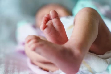 பிறந்து 20 நாட்களே ஆன பெண் குழந்தை உயிருடன் புதைப்பு