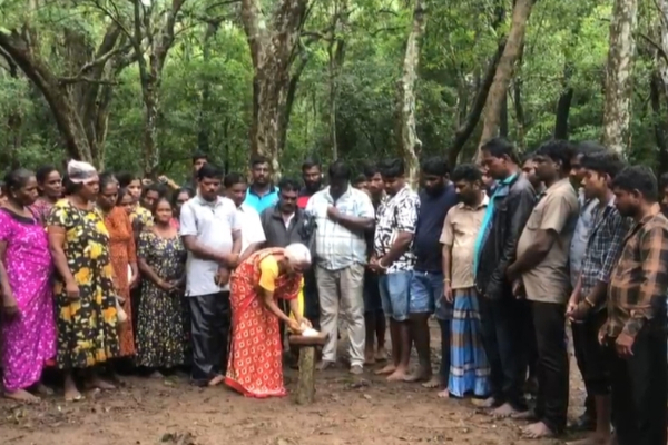 முல்லைத்தீவு மாவீரர் துயிலுமில்லத்தில் சிரமதானம் | Mullaitivu Hero Offers Prayers At Thuylumillam முல்லைத்தீவு மாவீரர் துயிலுமில்லத்தில் சிரமதானம் | Mullaitivu Hero Offers Prayers At Thuylumillam