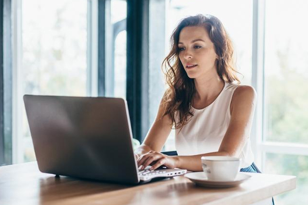 செல்போனை இப்படி வைத்து பயன்படுத்துறீங்களா? துரத்தும் புதிய டிஜிட்டல் நோய் | Phone Use Person Attack Text Neck Syndrome செல்போனை இப்படி வைத்து பயன்படுத்துறீங்களா? துரத்தும் புதிய டிஜிட்டல் நோய் | Phone Use Person Attack Text Neck Syndrome