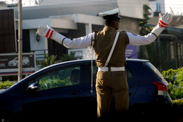 பொலிஸாரின் உத்தரவை மீறி சென்ற கார் மீது துப்பாக்கிச் சூடு | Car Violated Police Orders Was Shot Series Shots