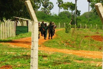 வலிகாமம் வடக்கில் விடுவிக்கப்பட்ட நிலங்களுக்குச் செல்லத் தடை விதிக்கும் இராணுவம்