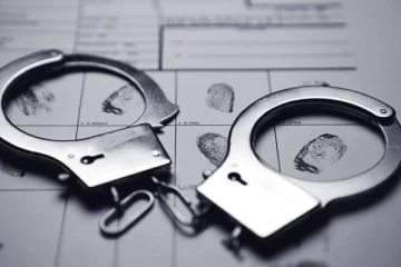 மோட்டார் சைக்கிளுடன் கைதான இளைஞன் ; சோதனையில் சிக்கிய ஆபத்தான பொருட்கள்