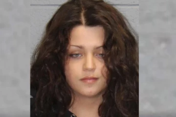 அரச அதிகாரிகளின் கையை கடித்த யுவதி