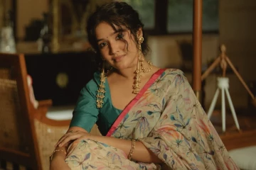 நடிகை அனிகா சுரேந்திரன் சேலையில் கியூட் போட்டோஷூட்