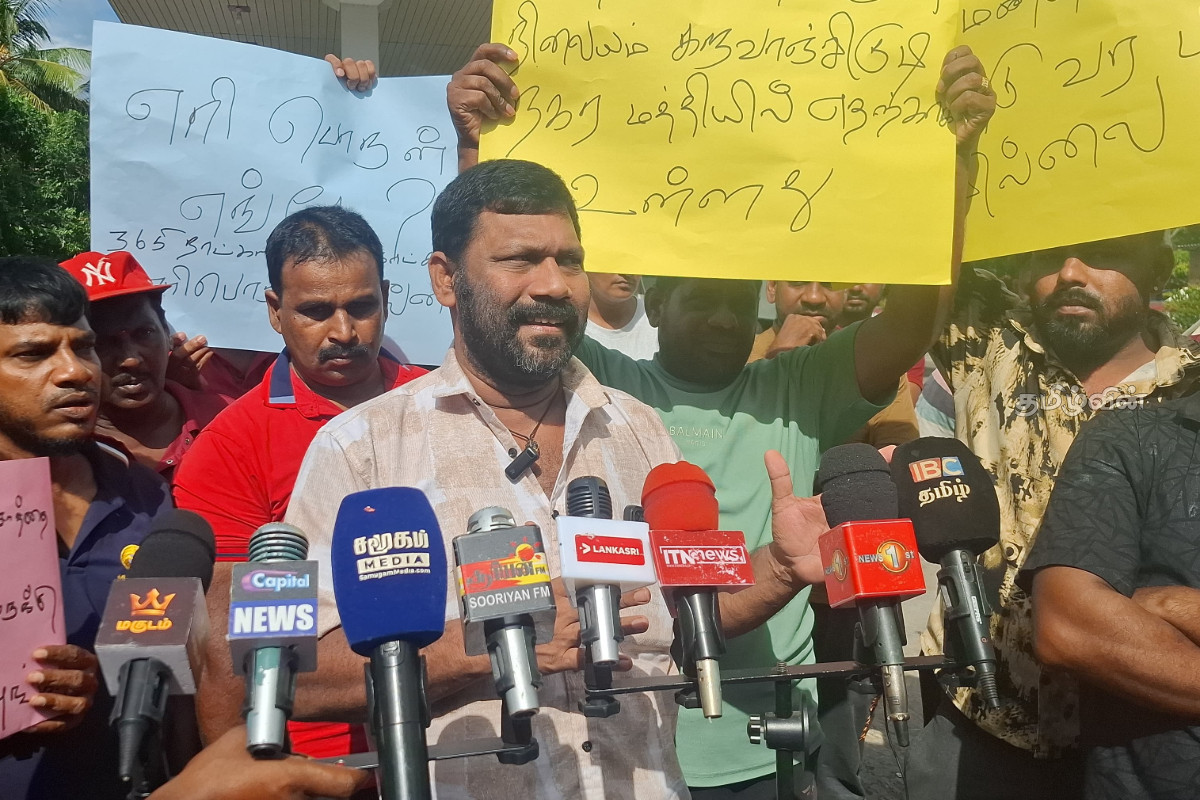 எரிபொருள் நிலையத்தை முற்றுகையிட்ட போராட்டக்காரர்கள் - அரசிற்கு முக்கிய கோரிக்கை | Protest In Batticaloa Today Due To Fuel Shortage எரிபொருள் நிலையத்தை முற்றுகையிட்ட போராட்டக்காரர்கள் - அரசிற்கு முக்கிய கோரிக்கை | Protest In Batticaloa Today Due To Fuel Shortage