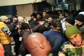 கைது செய்ய சென்ற இந்திய பொலிஸாரை சரமாரியாக தாக்கிய 100 நைஜீரியர்கள்!