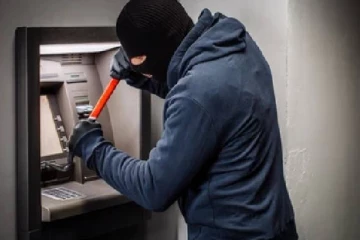 தனியார் வங்கியின் ஏ.டி.எம். இயந்திரம் உடைந்து கைவரிசையை காட்டிய மர்ம நபர்கள்!