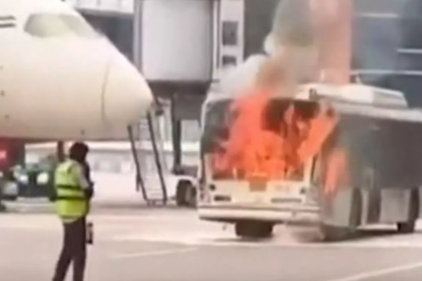 ஏர் இந்தியா விமானம் அருகில் திடீடீரென தீப்பிடித்த பேருந்தால் பரபரப்பு | Bus Catches Fire Near Air India Delhi Airport ஏர் இந்தியா விமானம் அருகில் திடீடீரென தீப்பிடித்த பேருந்தால் பரபரப்பு | Bus Catches Fire Near Air India Delhi Airport