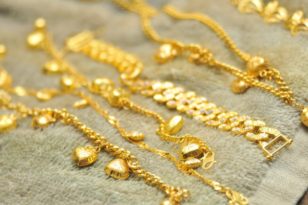 අද ඉස්තරම් වූ රත්තරන් - ලංකාවේ රන් මිල රු.15,000කින් ඉහළට | Sri Lanka Gold Prices Jump By Rs 15 000 අද ඉස්තරම් වූ රත්තරන් - ලංකාවේ රන් මිල රු.15,000කින් ඉහළට | Sri Lanka Gold Prices Jump By Rs 15 000