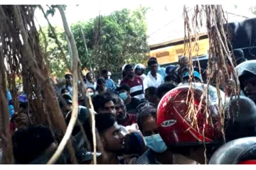 மட்டக்களப்பில் எரிவாயுக்காக காத்திருந்த மக்கள் எரிவாயு லொறியை மறித்து ஆர்ப்பாட்டம் (Photos)