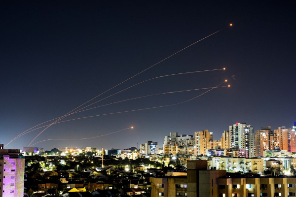 hamas-air-attack-israel-iron-dome-back-in-action-இஸ்ரேல் மீது சரமாரியாக பாய்ந்த ஹமாஸ் ஏவுகணைகள்: இடைமறித்த அயர்ன் டோம்: புகைப்படங்கள்