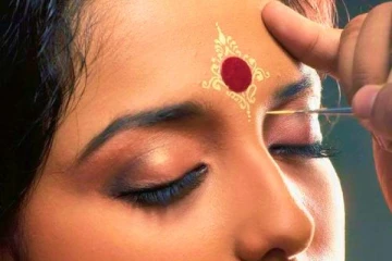 நெற்றியில் பொட்டு வைப்பதில் இத்தனை விஷயங்கள் இருக்கா? இனி முழுசா தெரிஞ்சுக்கோங்க