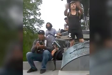 பொதுவெளியில் மாஸ்க் அணிந்திருந்த பெண்ணிற்கு நேர்ந்த கொடுமை