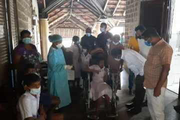 குளவிக்கொட்டிற்கு இலக்கான பாடசாலை மாணவர்கள்- தவிசாளரின் உடனடி நடவடிக்கை!