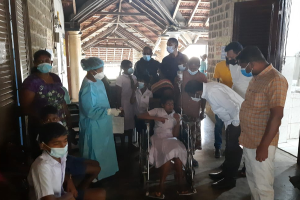 குளவிக்கொட்டிற்கு இலக்கான பாடசாலை மாணவர்கள்- தவிசாளரின் உடனடி நடவடிக்கை! - ஐபிசி தமிழ்