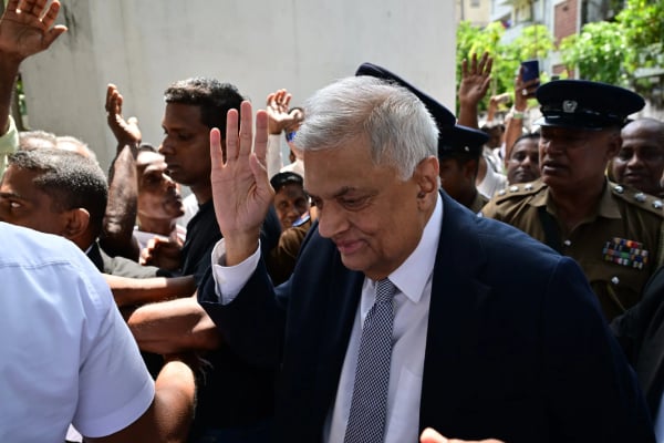 ரணிலின் லண்டன் விவகாரம் : விசாரணையில் இருந்து விலகிய அதிகாரிகள் | Two Lawyers Withdraw From Ranil S Case