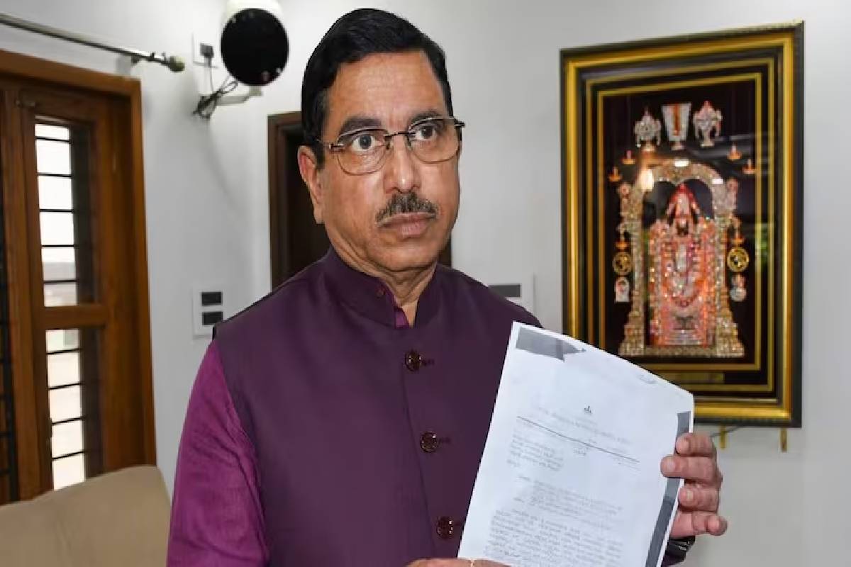 தர்மேந்திர பிரதான் ராஜினாமா: கல்வி அமைச்சகத்தின் கூடுதல் பொறுப்பு பிரகலாத் ஜோஷிக்கு | Prahlad Joshi Appointed Education Minister
