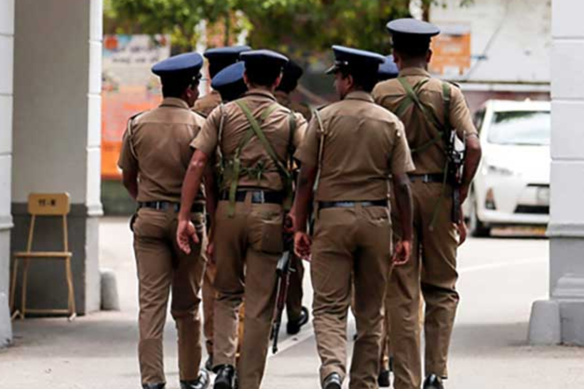 சட்டவிரோத பொருட்களுடன் சிக்கிய கொள்கலன்! தீவிர விசாரணையில் காவல்துறையினர் | Kuliyapitiya Police Found A Illegal Container சட்டவிரோத பொருட்களுடன் சிக்கிய கொள்கலன்! தீவிர விசாரணையில் காவல்துறையினர் | Kuliyapitiya Police Found A Illegal Container