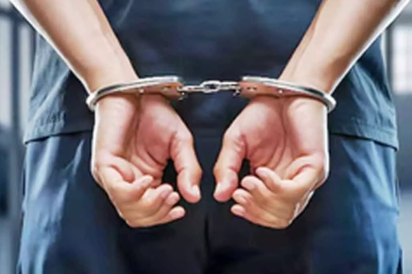 விமான நிலையத்தில் பெண் உட்பட மூவர் அதிரடியாக கைது! | 3 People Including A Woman Arrested At The Airport